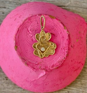 One little Ganesh in your life 🩷 #ganesh #goodluck🍀 #gold #dismond #pendant #finejewellery #monicagjewels🍇🍎🍓🍒🥕 #shoponline #instoresnow #milanostore